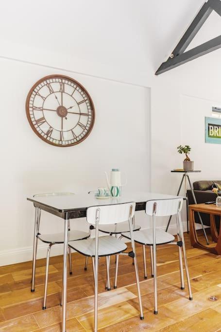 Stylish Cotswolds Retreat Nestled Between Bath And Castle Combe *
