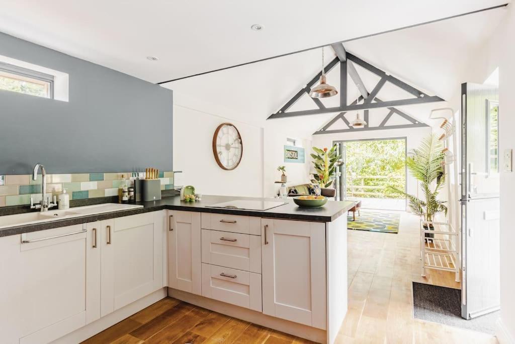 Stylish Cotswolds Retreat Nestled Between Bath And Castle Combe Chippenham (Wiltshire)