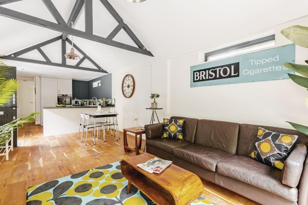 Stylish Cotswolds Retreat Nestled Between Bath And Castle Combe Holiday home Chippenham (Wiltshire)