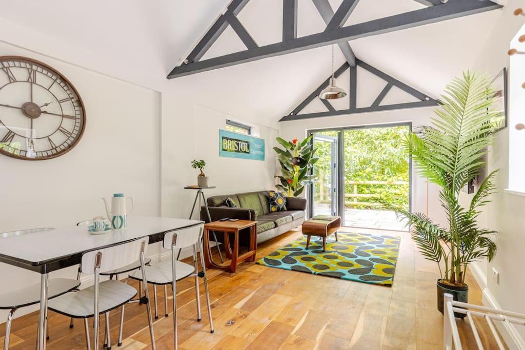 Stylish Cotswolds Retreat Nestled Between Bath And Castle Combe Holiday home
